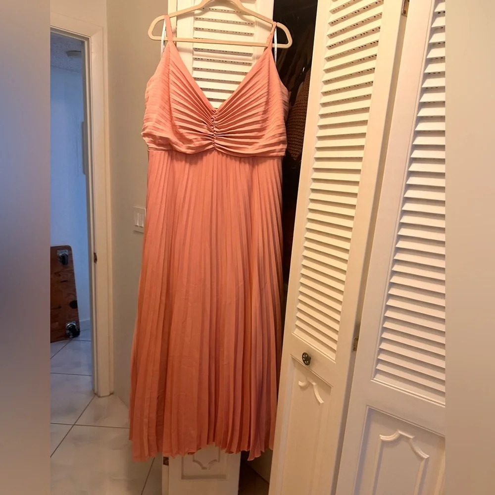 Elegant Pastel Pink Pleated Dress 🌸 - Picture 5 of 7